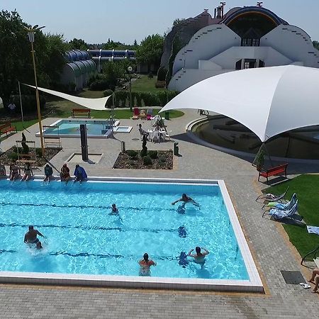 Hoforras Hotel Дьюла Екстер'єр фото