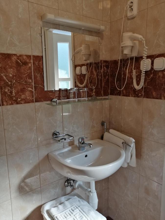 Hoforras Hotel Дьюла Екстер'єр фото