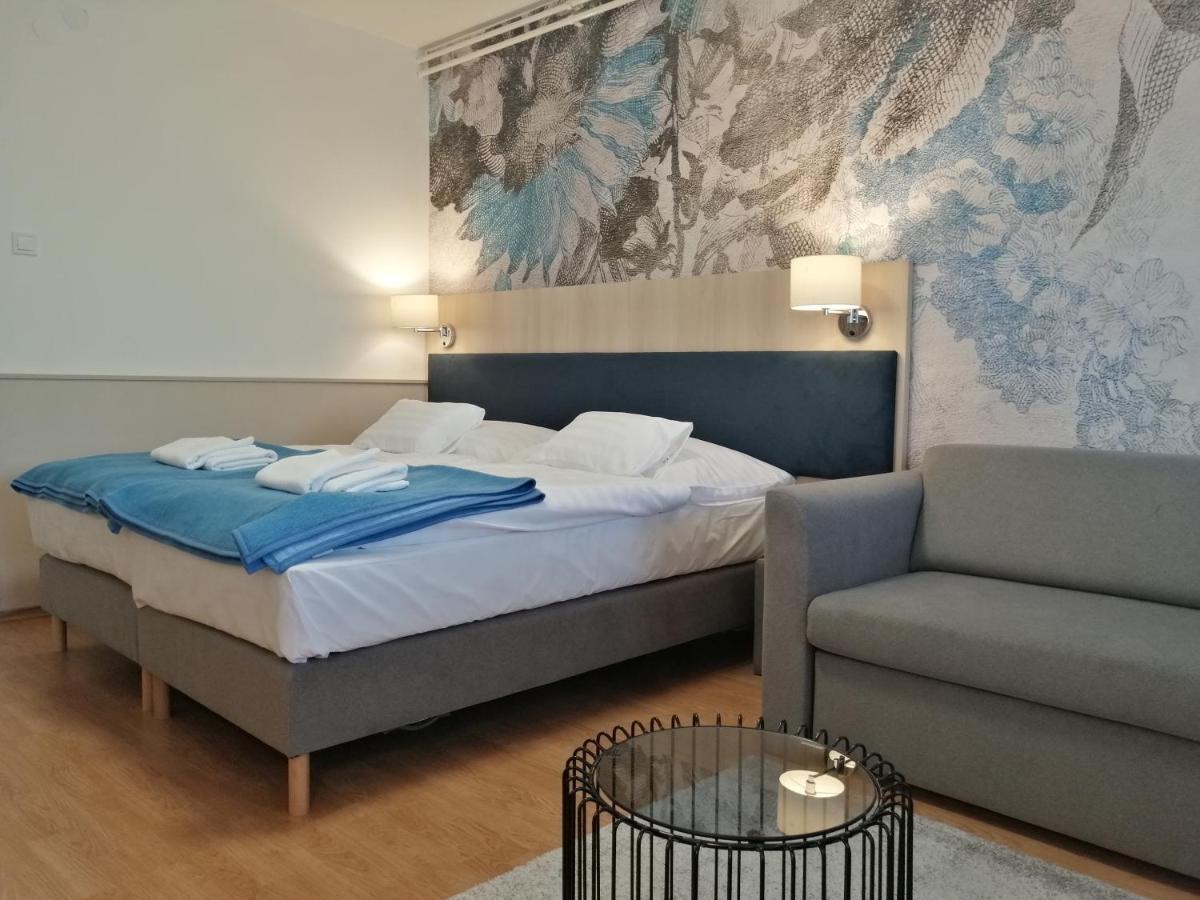 Hoforras Hotel Дьюла Екстер'єр фото