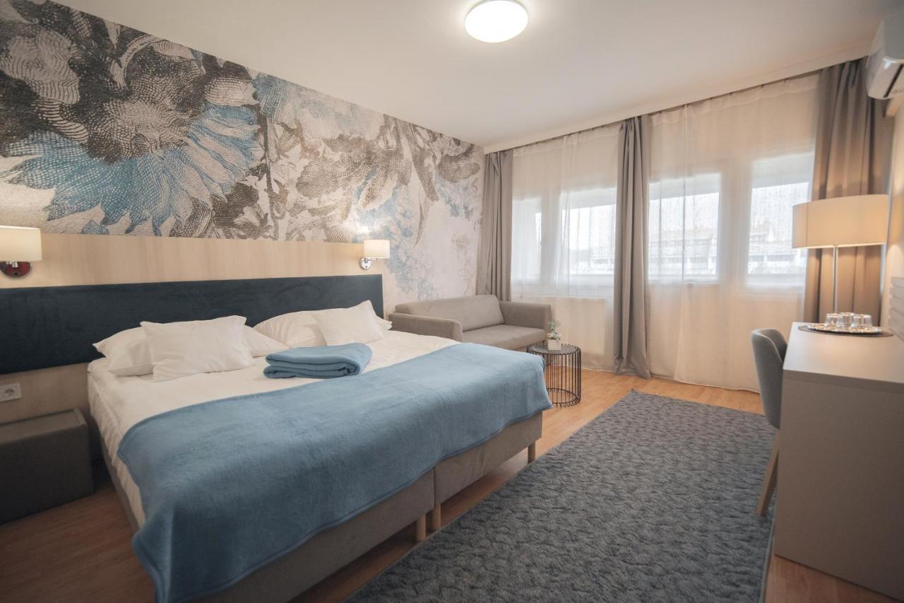 Hoforras Hotel Дьюла Екстер'єр фото
