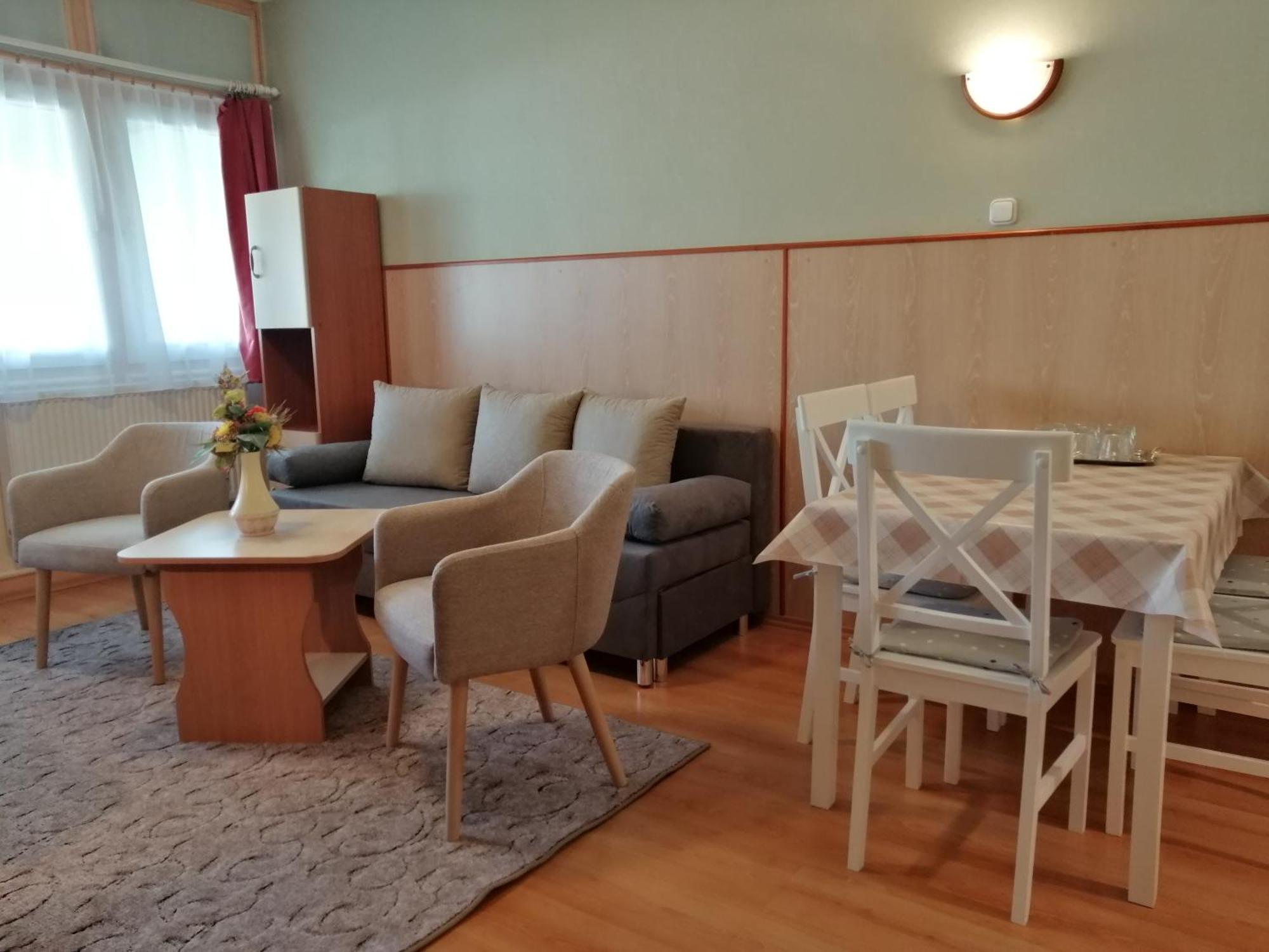 Hoforras Hotel Дьюла Екстер'єр фото