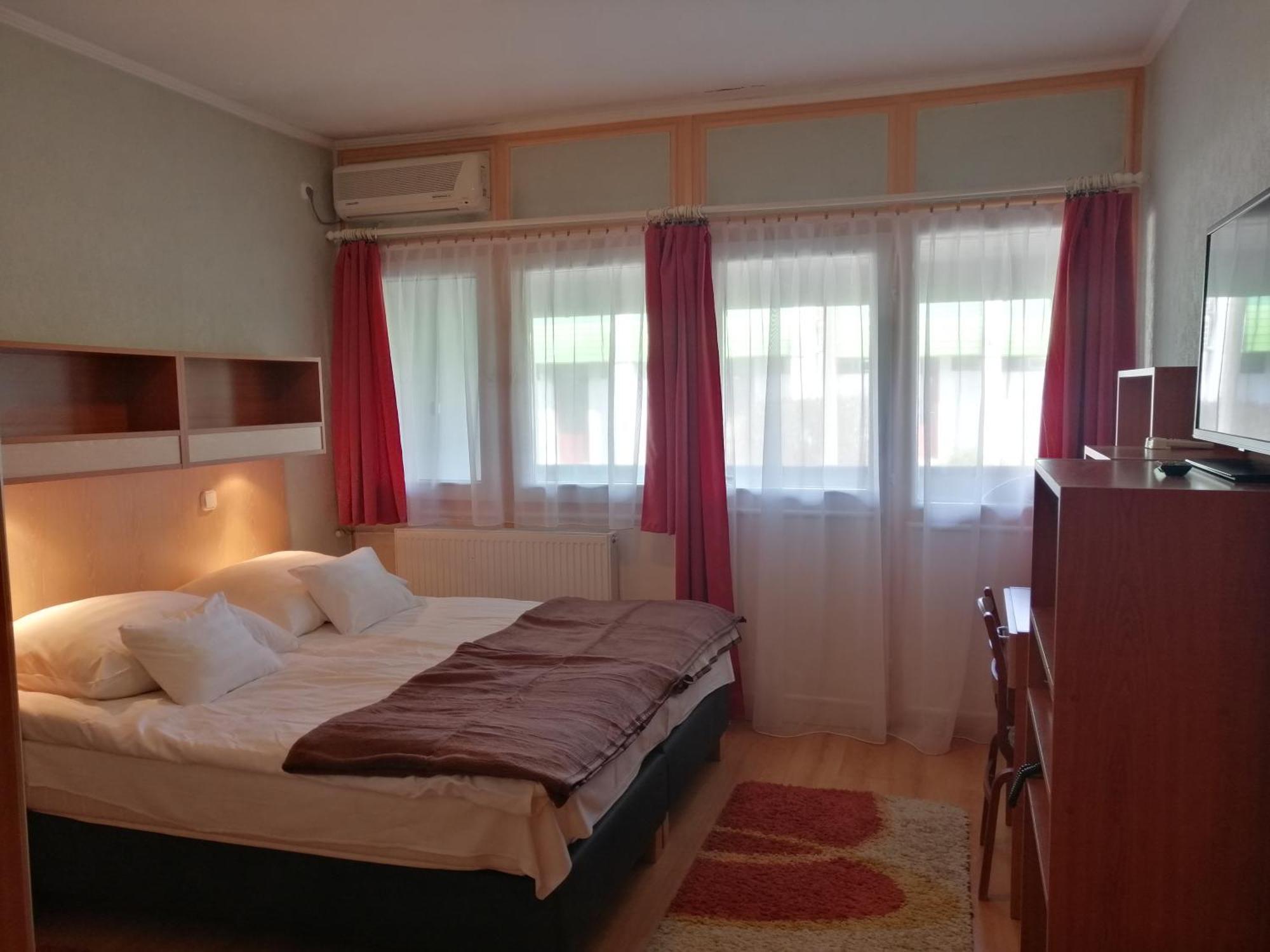Hoforras Hotel Дьюла Екстер'єр фото