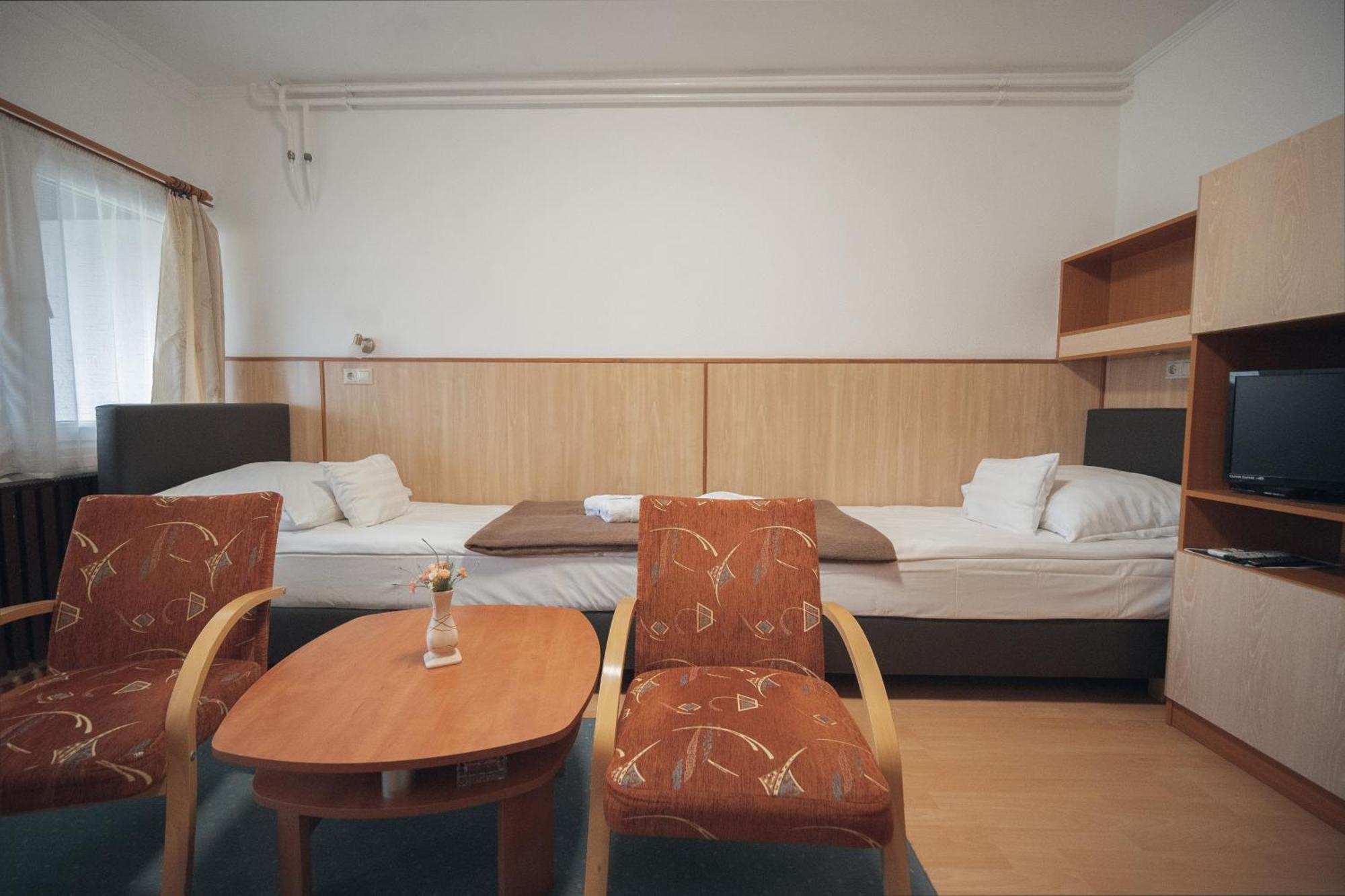 Hoforras Hotel Дьюла Екстер'єр фото