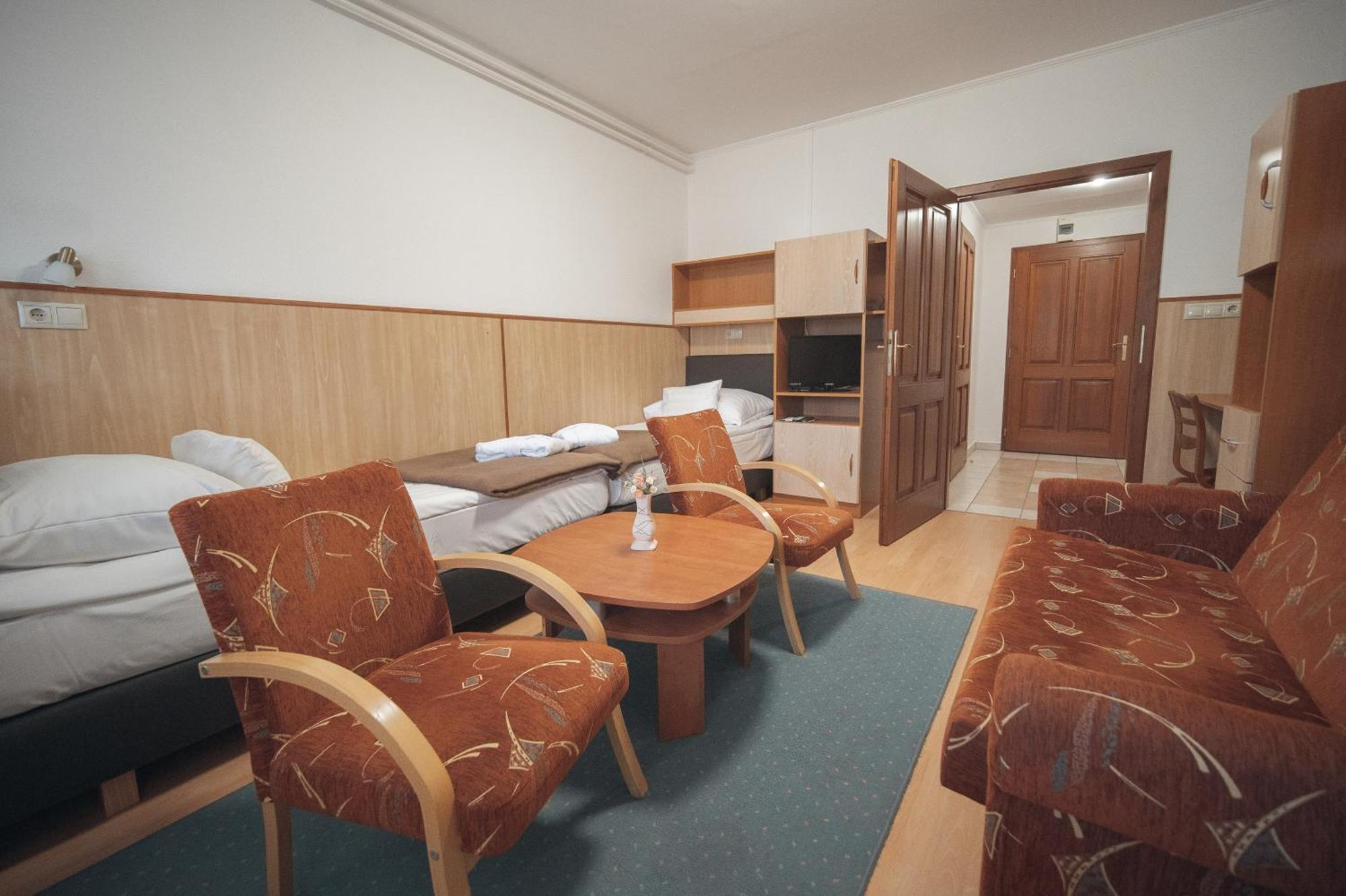 Hoforras Hotel Дьюла Екстер'єр фото