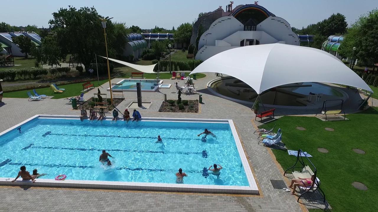 Hoforras Hotel Дьюла Екстер'єр фото