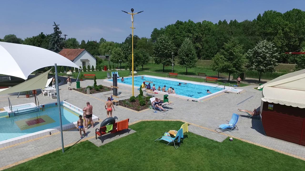 Hoforras Hotel Дьюла Екстер'єр фото