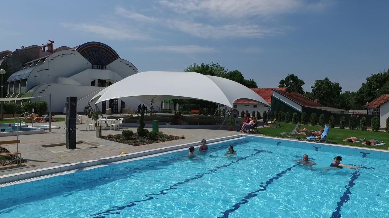 Hoforras Hotel Дьюла Екстер'єр фото